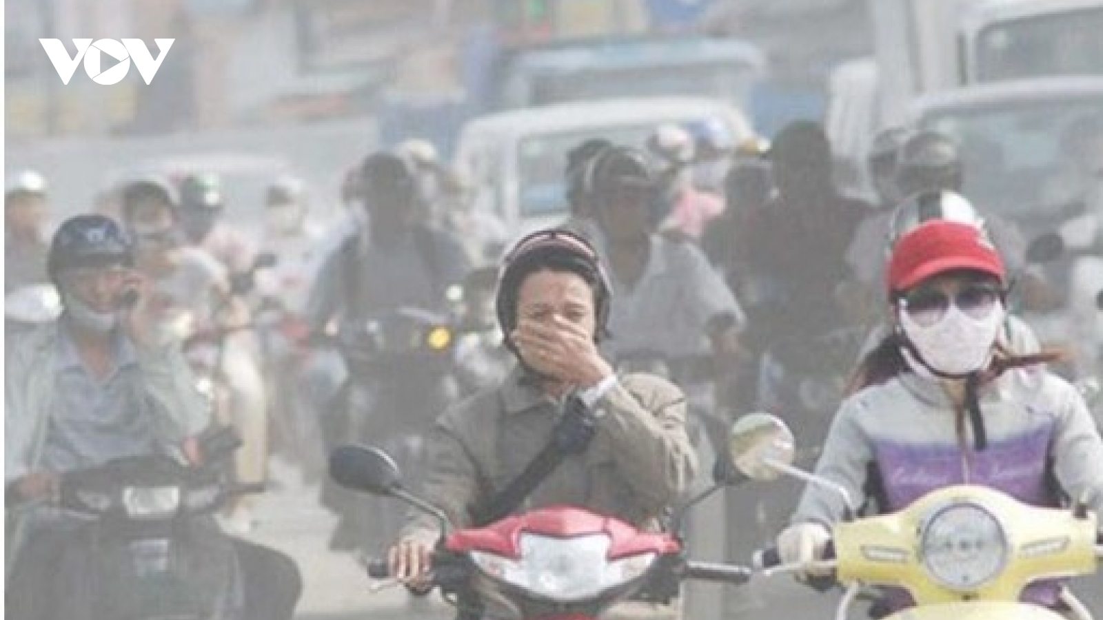 Hazardous air pollution continues to cast a shadow over Hanoi